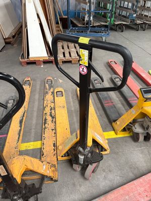 deux palettes jaunes placées l'une à côté de l'autre dans un entrepôt