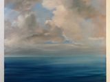 une peinture à l'huile représentant des nuages au-dessus de l'océan, accrochée sur un mur blanc