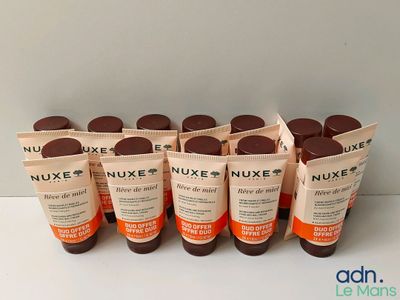 six tubes de crème solaire Nuxe posés sur une table