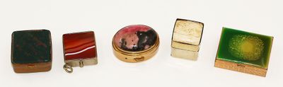 plusieurs types de bijoux sont présentés sur une surface blanche