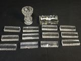 de nombreux objets en verre transparent posés sur une table noire