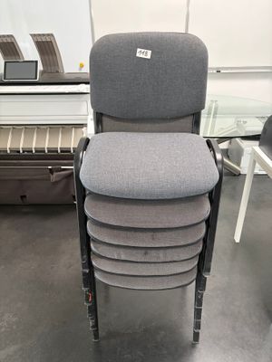 Un lot de 6 chaises en tissu gris.
