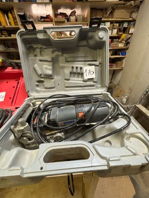 une boîte à outils contenant des outils, dans un garage