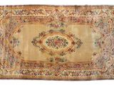 un tapis ancien avec un motif floral sur fond blanc