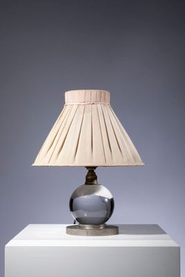 une lampe posée sur une table blanche