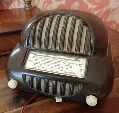 une radio posée sur une table