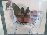 une image d'un tableau représentant un cheval coiffé d'un chapeau