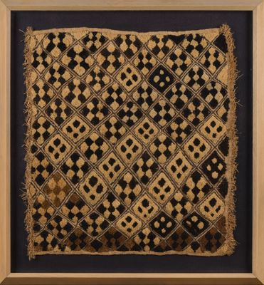 un morceau de tissu noir et doré à carreaux