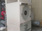 une machine blanche qui se trouve dans un garage