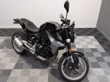 une moto garée sur un sol en damier