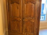 une armoire en bois dans le coin d'une pièce