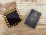 deux livres posés sur une table en bois, avec un marque-page