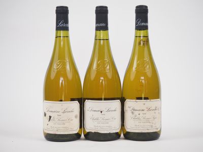 trois bouteilles de vin sont alignées sur une surface blanche