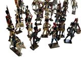 beaucoup de figurines sur une surface blanche
