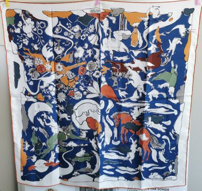 un gros plan d'une écharpe bleue et blanche accrochée à un mur