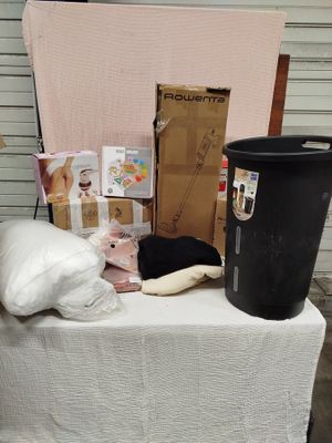 une table sur laquelle se trouvent une poubelle, une poubelle et d'autres objets