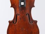 un vieux violon avec un archet accroché à son dos