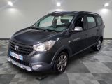 la voiture grise est garée dans le garage sur le sol en damier