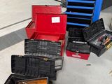 de nombreux outils différents dans la boîte posée par terre