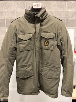 une photo d'une veste suspendue à un cintre dans une pièce