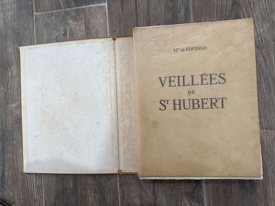 un livre ouvert sur une table, avec une paire de ciseaux à côté