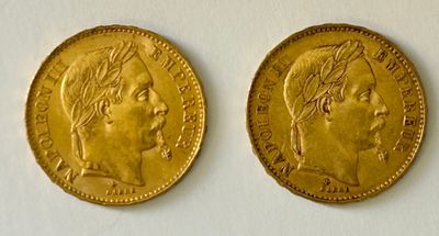 deux pièces d'or représentant le visage d'une femme et la tête d'un homme