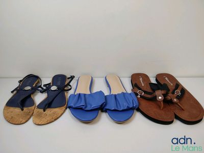 quatre paires de sandales pour femmes, de différentes couleurs et tailles