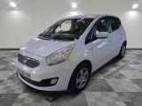 la petite voiture blanche est garée dans le garage sur un sol en damier