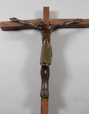 un vieux crucifix en bois avec une statue de Jésus sur la croix