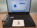 un ordinateur portable posé sur un bureau en bois