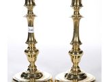 une paire de chandeliers en laiton sur fond blanc