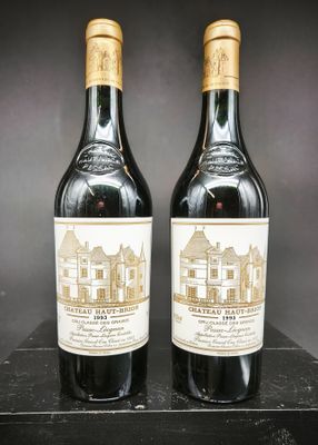 deux bouteilles de vin rouge posées sur une table noire