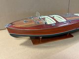 une maquette de bateau en bois exposée sur une table