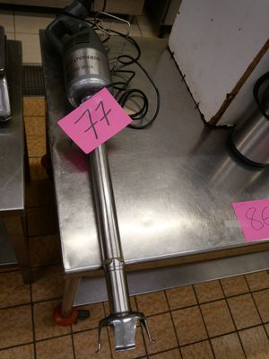 un comptoir en acier inoxydable sur lequel est collé un post-it rose