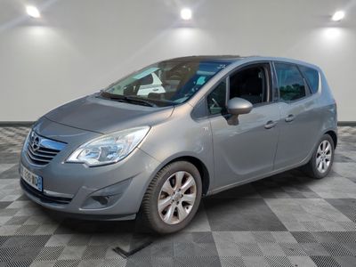 la voiture grise est garée dans le garage sur un sol en damier
