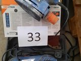 une boîte contenant une ponceuse filaire et une ponceuse filaire