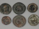 six types différents de pièces romaines sont représentés sur un fond blanc