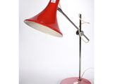 une lampe de bureau rouge avec un pied blanc et un abat-jour rouge