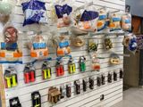 de nombreux sacs de nourriture accrochés au mur du magasin