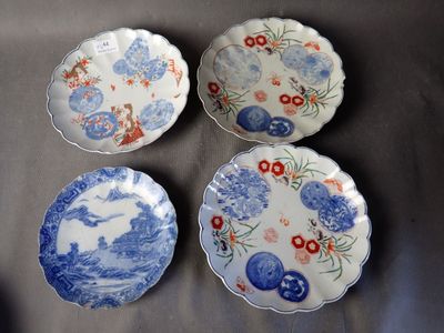 quatre assiettes bleues et blanches ornées de fleurs, posées sur une table