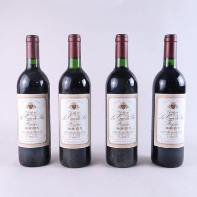 trois bouteilles de vin sont alignées sur une surface blanche