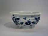 un bol bleu et blanc orné d'un dragon
