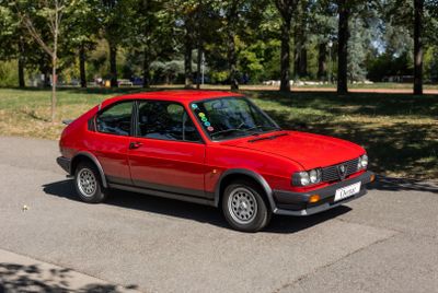 une voiture rouge garée sur le bord de la route