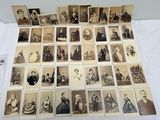 une vieille photo montrant un groupe de personnes assises sur une table