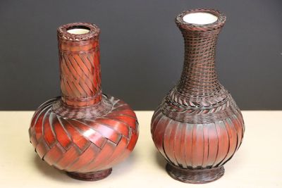 deux vases posés sur une table