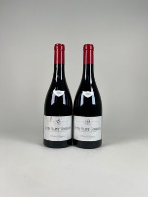 deux bouteilles de vin rouge posées l'une à côté de l'autre sur une table