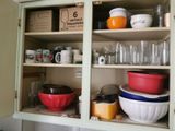 un buffet sur lequel sont disposés de nombreux plats et bols