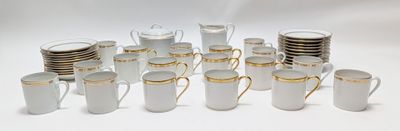 un grand nombre de tasses et de soucoupes posées sur une table