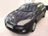 une photo d'une voiture noire dans un showroom