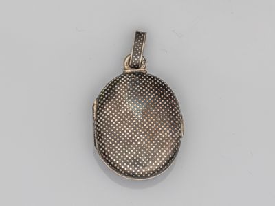 une serrure ancienne en argent ornée d'un motif à pois